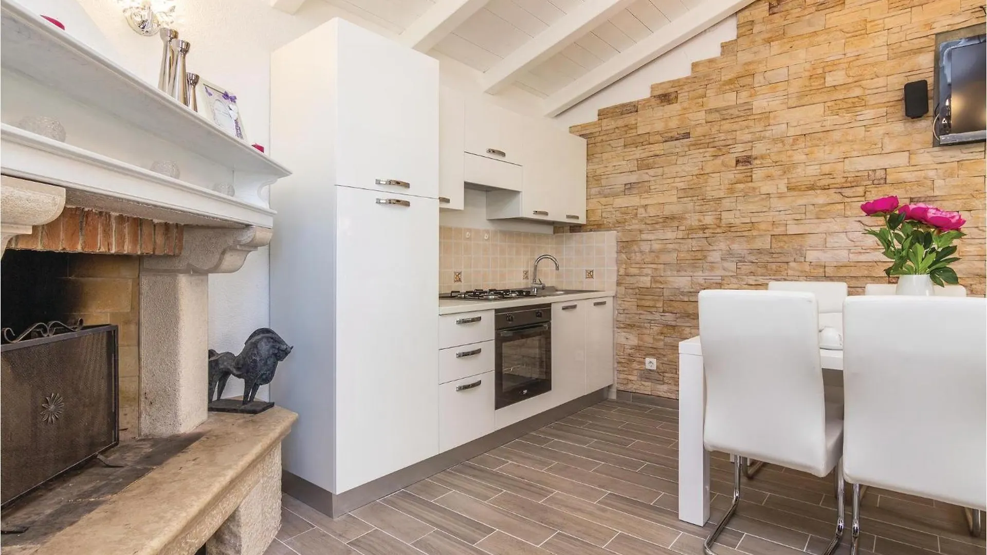 Amazing Home In Cubani With Wifi Crnibek